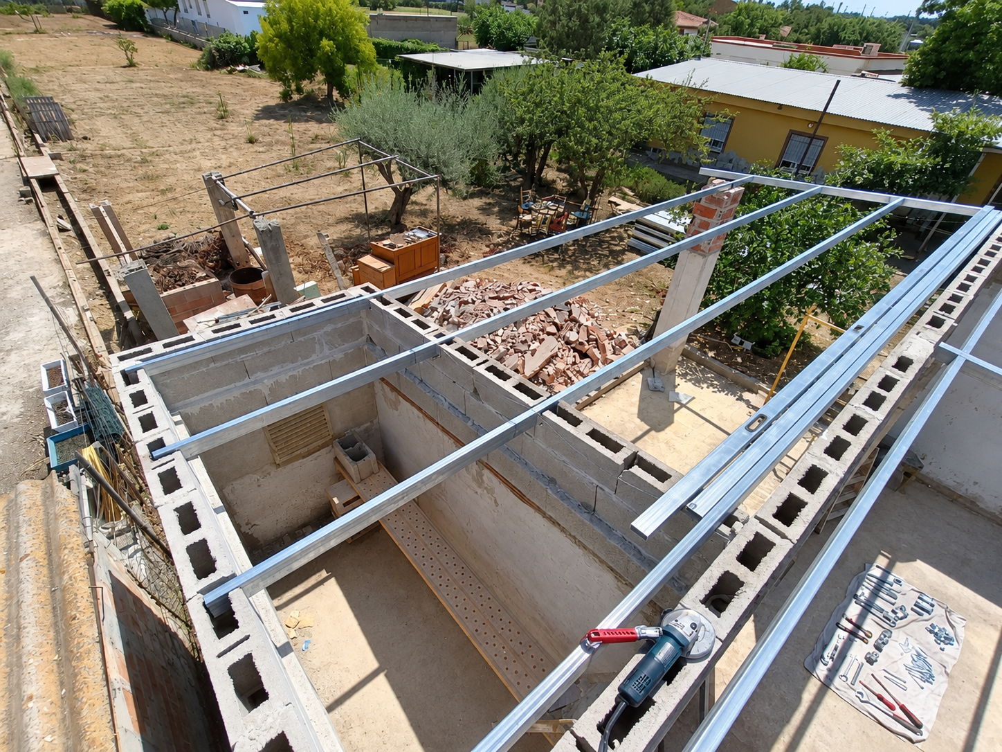 Estructura galvanizada en proceso de montaje
