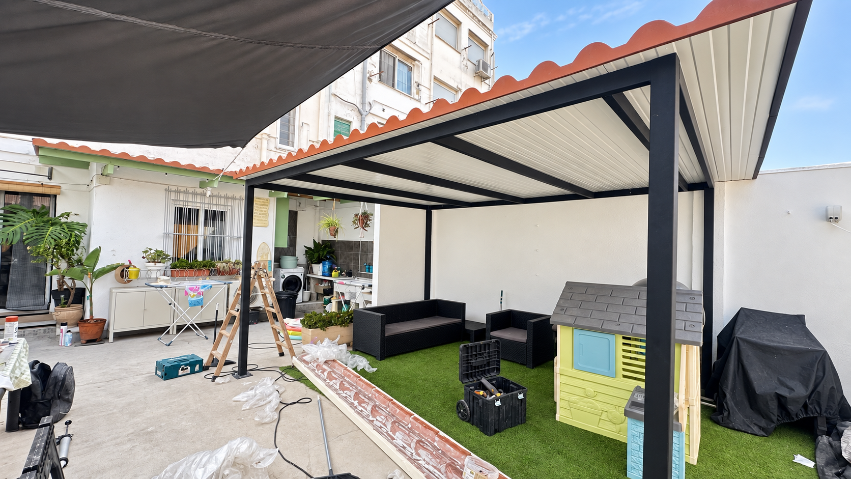 Pérgola metálica con cubierta de panel sándwich