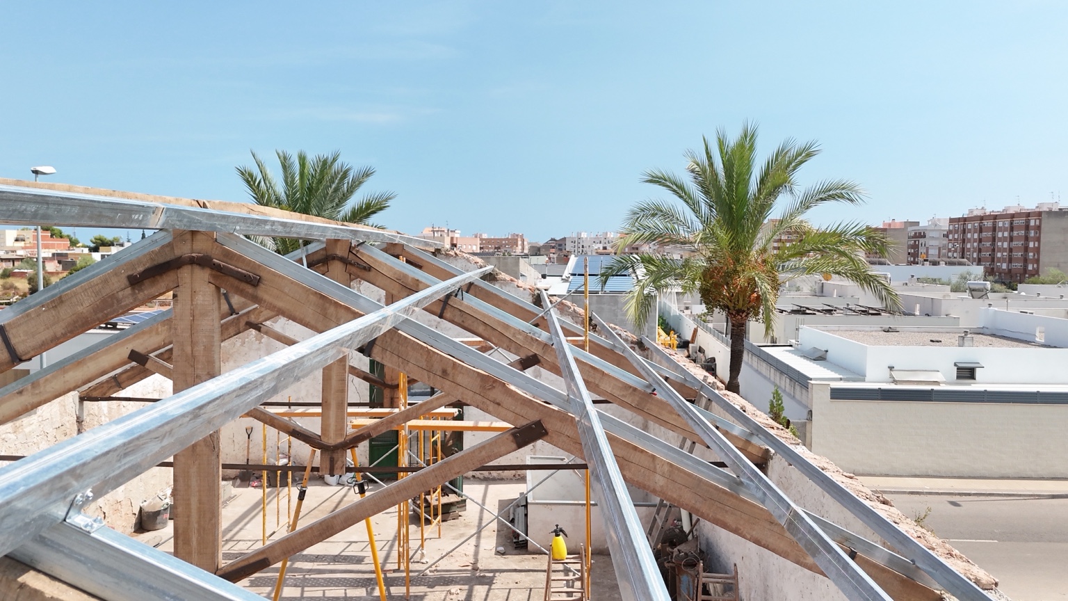 Perfiles metálicos montados sobre las cerchas originales de madera